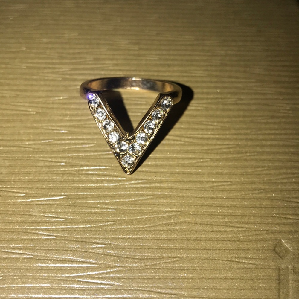 🤩cute “v” ring